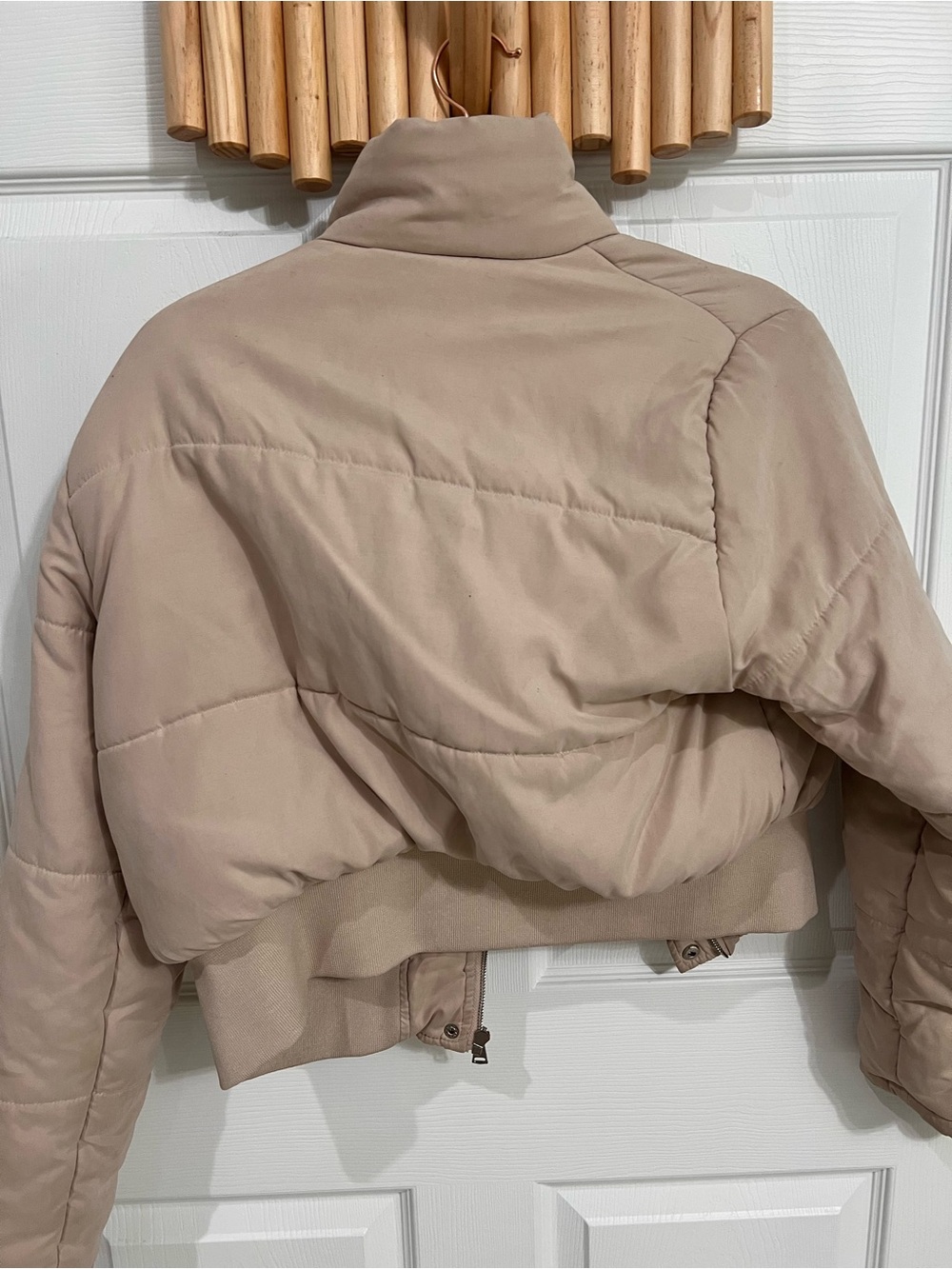 PrettyLittleThing Cropped Taupe Puffer Jacket - Picture 2 of 3